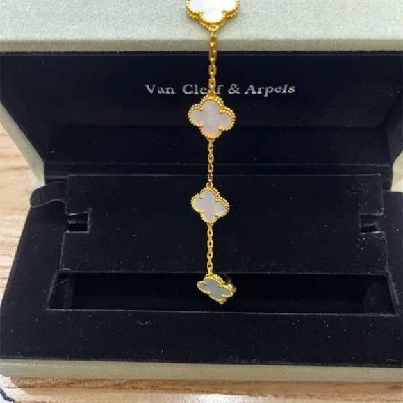 ✅Authentic Van Cleef & Arpels Fashion 18k Bracelet✅ - Picture 3 of 6